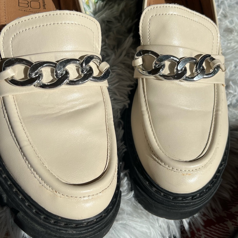 No Boundaries Cream Loafers with Chain Accent - Picture 11 of 11